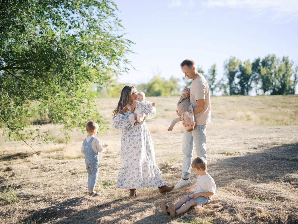 The Power of Capturing Everyday Moments in Family Photography || Family photos by Lorenza Tessari