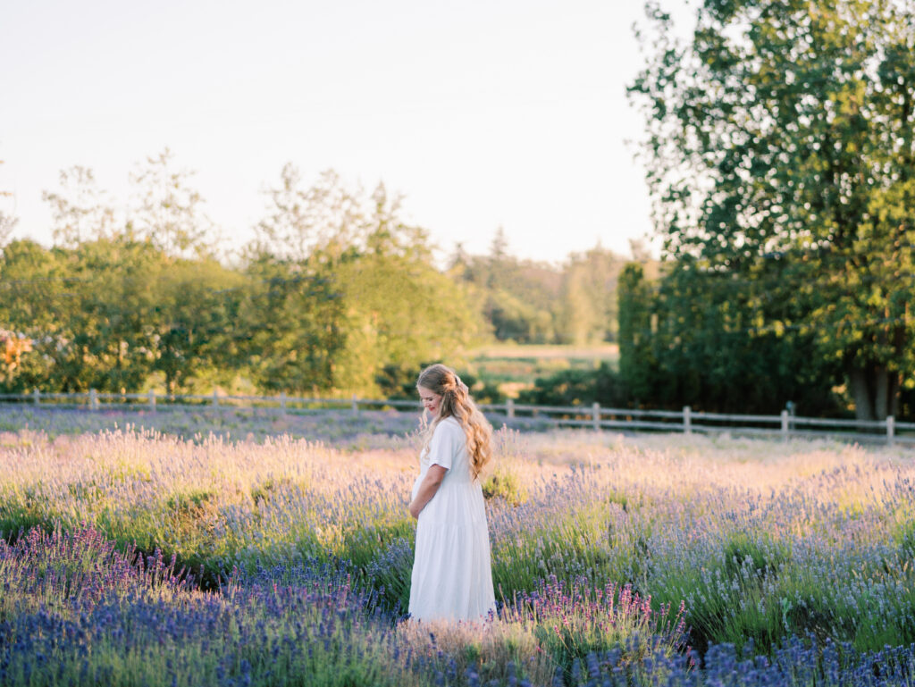 Pregnant mom posing for her maternity photos in Vancouver